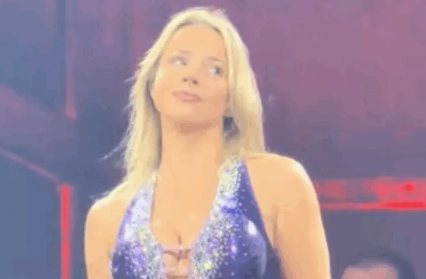 Emma Heesters doet optreden in kort jurkje, op eerste rij zitten is geen straf