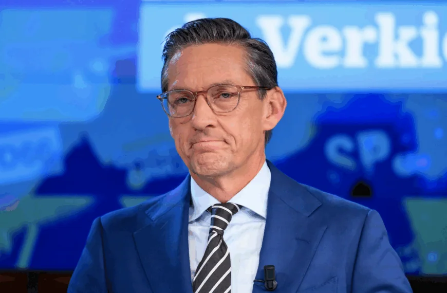 Bizarre reacties op foto van JA21-leider Joost Eerdmans. Op de foto zien we Joost Eerdmans met zijn vrouw, dochter en schoonzoon lopen&hellip;