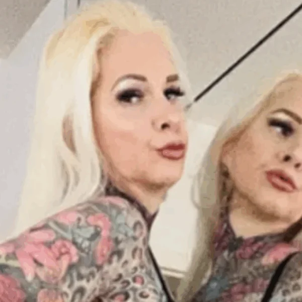 Oma met haar lichaam volledig bedekt met tatoeages onthult hoe ze er 10 jaar geleden uitzag