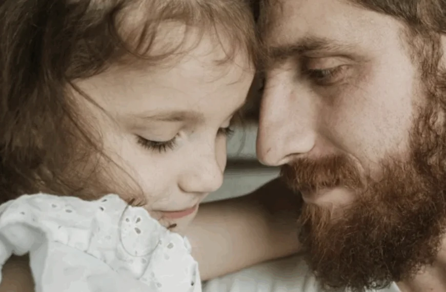 Meisje zegt dat ze 0verleden moeder iedere dag op school ziet, dan onthult papa de waarheid