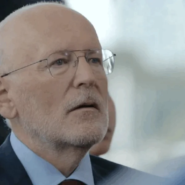 Frans Timmermans openbaart vreselijk nieuws en zorgt voor tranen bij aanwezigen