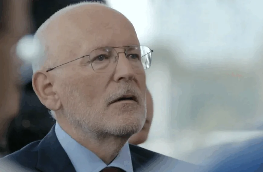 Frans Timmermans openbaart vreselijk nieuws en zorgt voor tranen bij aanwezigen