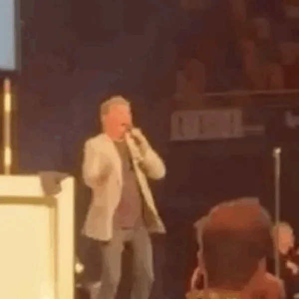 Wolter Kroes let niet op en valt keihard van het podium