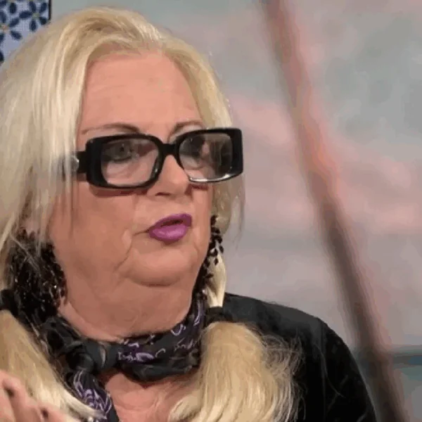 Moeder Monique krijgt keiharde tik en wordt finaal gesloopt aan tafel bij Shownieuws