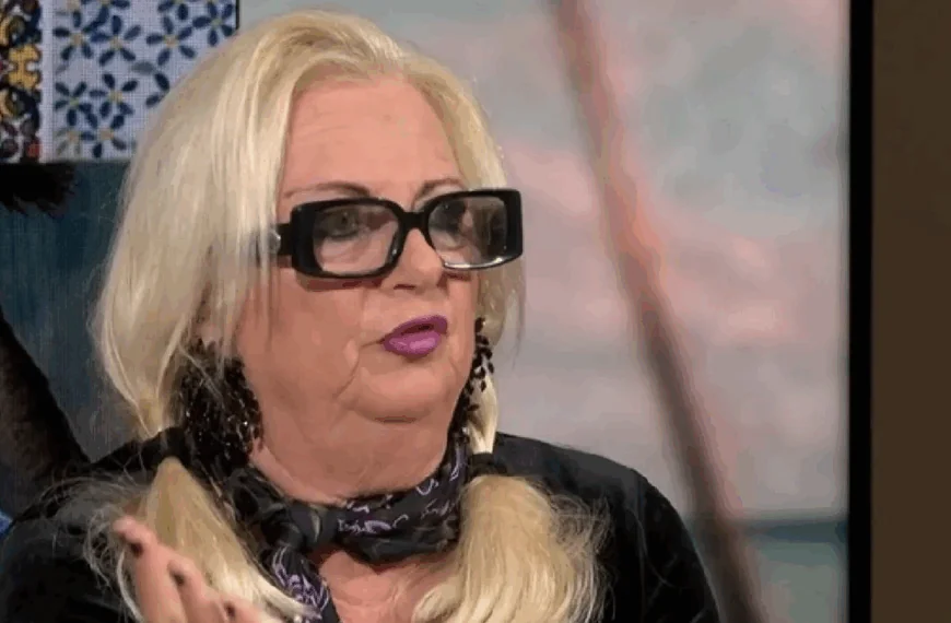 Moeder Monique krijgt keiharde tik en wordt finaal gesloopt aan tafel bij Shownieuws