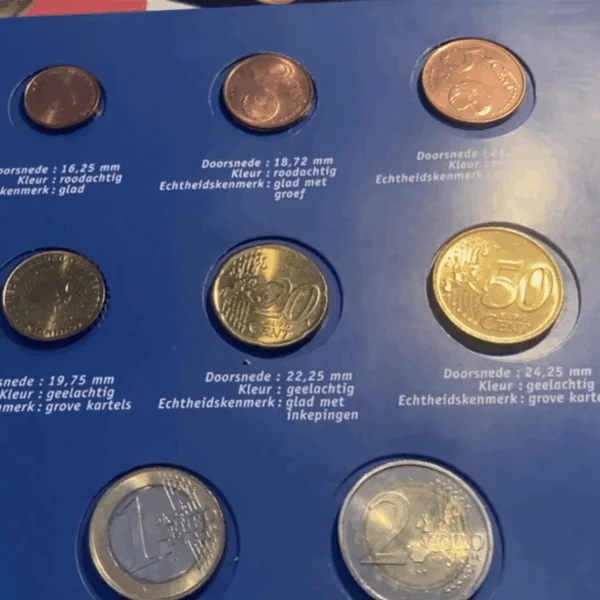 Dit vergeten mapje met de eerste euromunten blijkt nu verrassend veel waard.