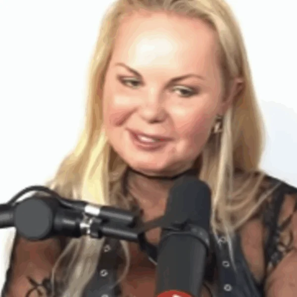 Lesley-Ann Poppe onthult pittige details over haar 10 jaar jongere man: &acute;Leren kennen tijdens trio&acute;