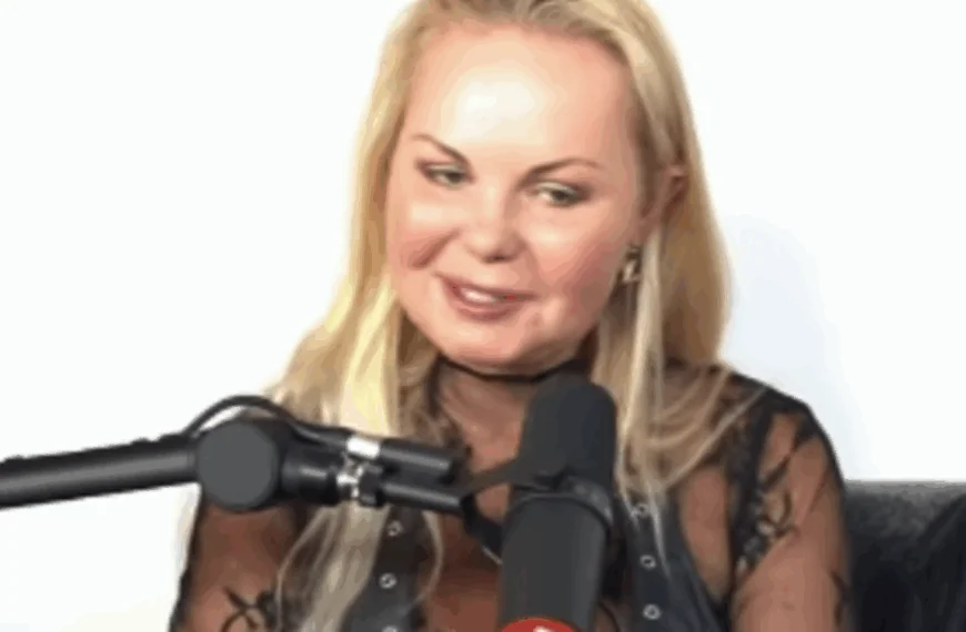 Lesley-Ann Poppe onthult pittige details over haar 10 jaar jongere man: &acute;Leren kennen tijdens trio&acute;