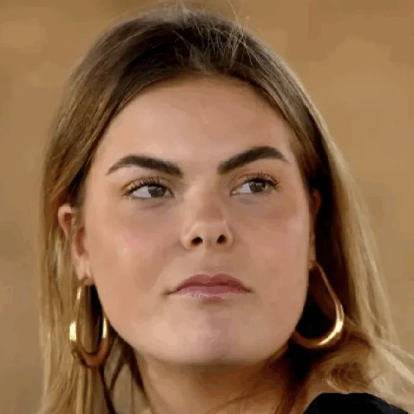 Volgers slopen Eloise om ‘veel te blote’ en doorschijnende outfit: ”Je moet je schamen!”