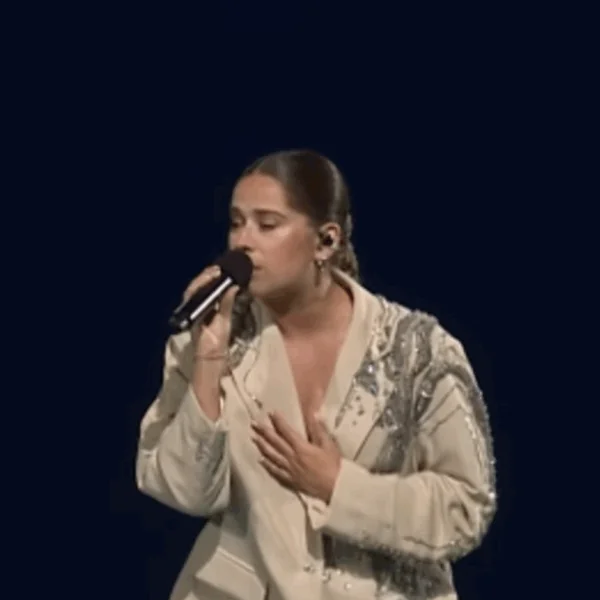 Laura Tesoro begint plotseling te huilen als ze over haar lief begint: ‘Kan me dit niet voorstellen’