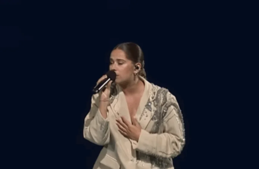 Laura Tesoro begint plotseling te huilen als ze over haar lief begint: &lsquo;Kan me dit niet voorstellen&rsquo;