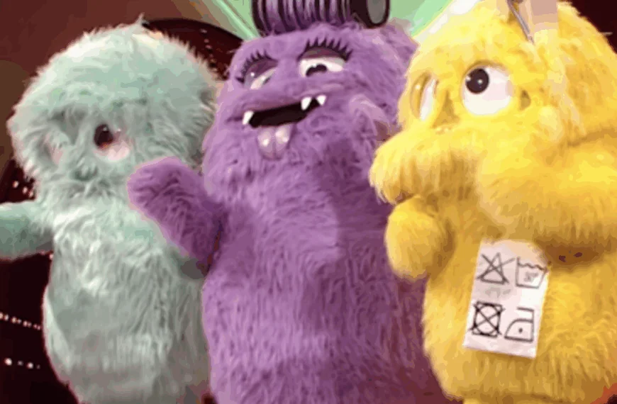 De Drie Pluisjes in The Masked Singer zorgen voor kippenvel: ‘Zitten deze drie onder de pakken?’