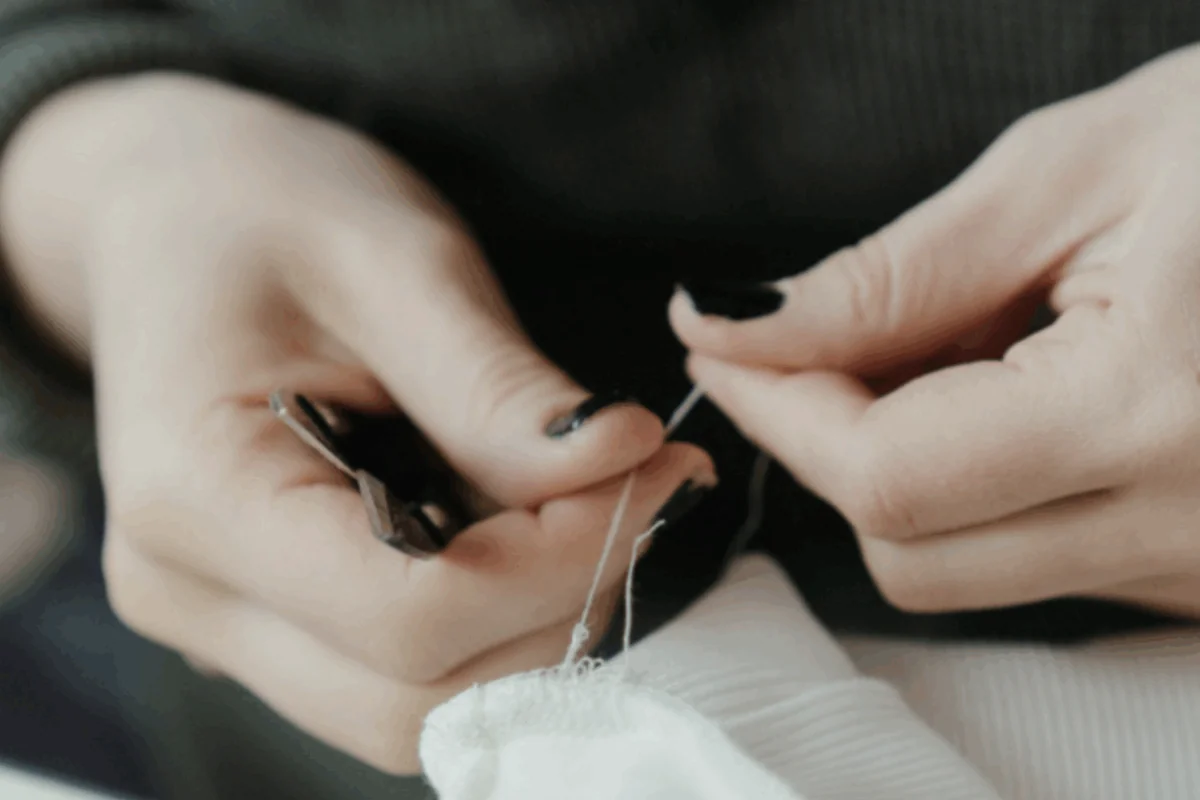 Hoe een gat in kleding te herstellen zonder naald en draad te gebruiken