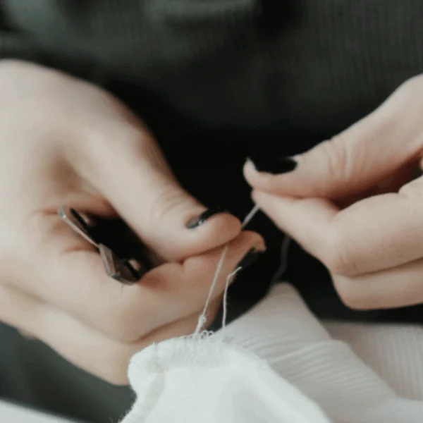 Hoe een gat in kleding te herstellen zonder naald en draad te gebruiken