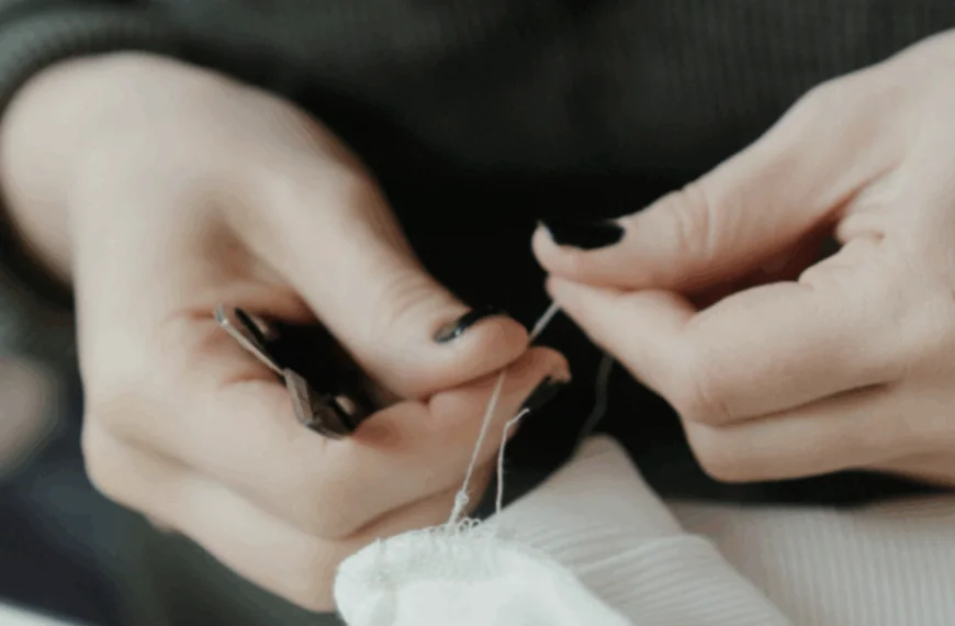 Hoe een gat in kleding te herstellen zonder naald en draad te gebruiken