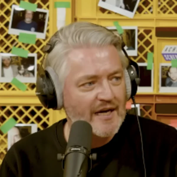 K&uuml;rt Rogiers verklapt ranzig VTM-geheim: &lsquo;Gewoon op de desk van het nieuws&rsquo;