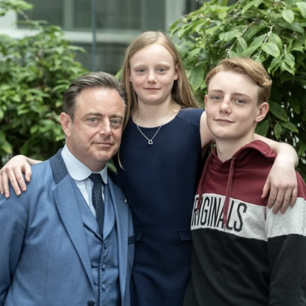 Simon (20), de zoon van Bart De Wever, doet onthutsende bekentenis: &lsquo;Mijn vader is verschrikkelijk&rsquo;