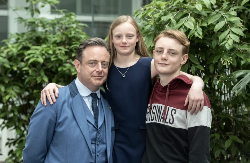 Simon (20), de zoon van Bart De Wever, doet onthutsende bekentenis: &lsquo;Mijn vader is verschrikkelijk&rsquo;