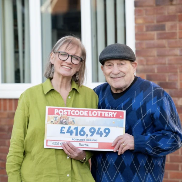 Deborah (66) wint megabedrag in Postcodeloterij, maar dan doet ze een verrassende mededeling waar de hele buurt van schrikt