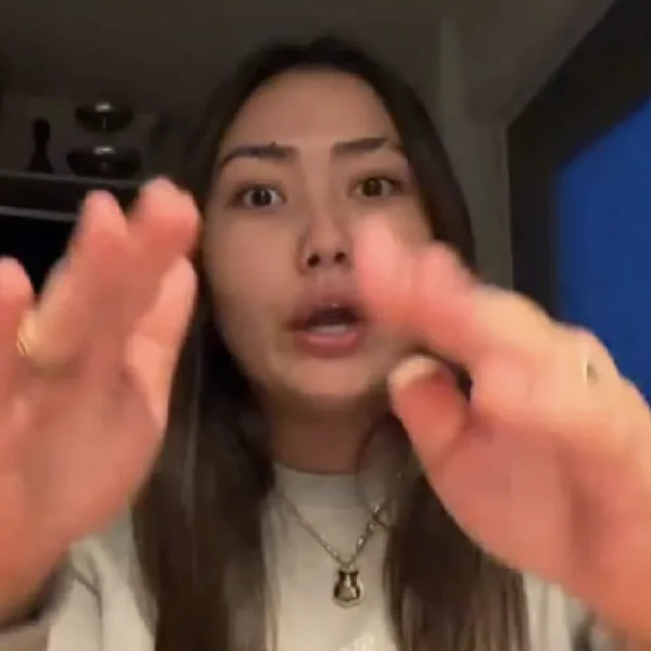 Aida gaat helemaal los over haar Kerstpakket in video, werkgever gooit haar eruit