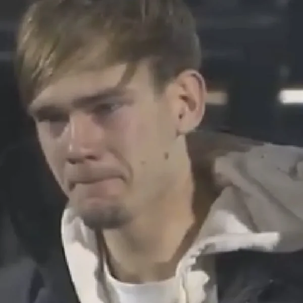 Jong Ajax-speler die zijn vriendin vorige week verloor breekt in het stadion tijdens eerbetoon