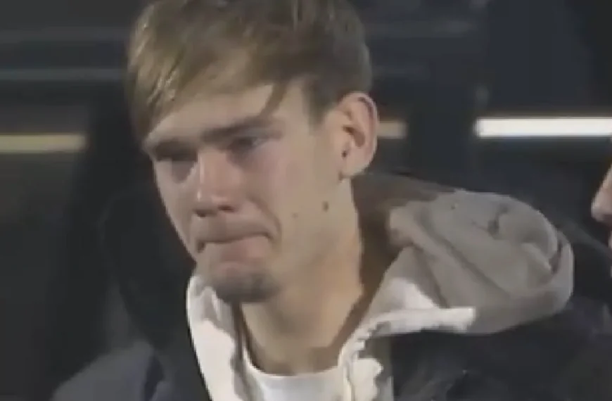 Jong Ajax-speler die zijn vriendin vorige week verloor breekt in het stadion tijdens eerbetoon