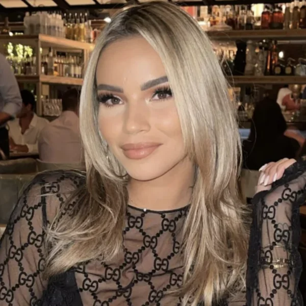 Monica Geuze laat zien wat ze draagt deze Kerst, maar laat daarbij iets teveel zien!