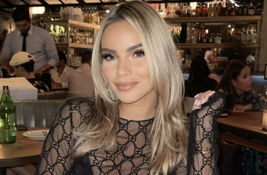 Monica Geuze laat zien wat ze draagt deze Kerst, maar laat daarbij iets teveel zien!