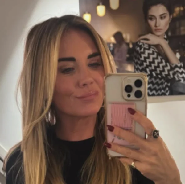 Commentaar op te kort jurkje Monique Westenberg: &lsquo;Doe een broek aan&rsquo;