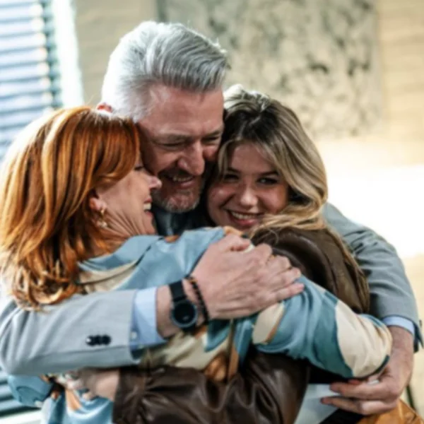 Prachtig nieuws voor fans van Familie: &acute;Deze twee acteurs blijven toch langer&acute;