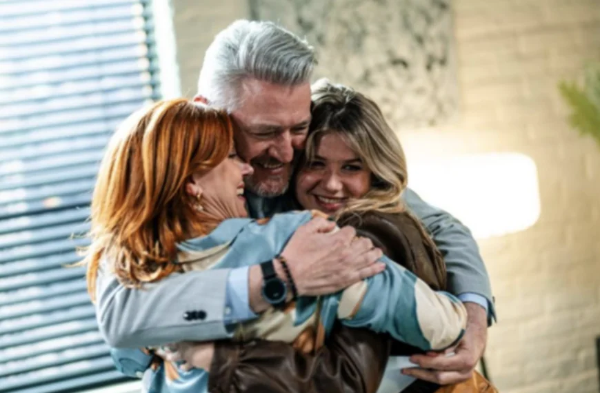 Prachtig nieuws voor fans van Familie: &acute;Deze twee acteurs blijven toch langer&acute;