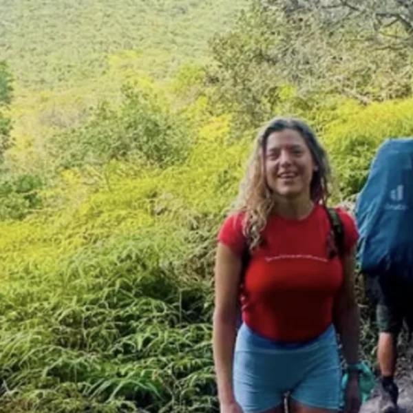 Eindelijk is het zo ver: &acute;Ella Leyers toont voor het eerst haar vriend&acute;