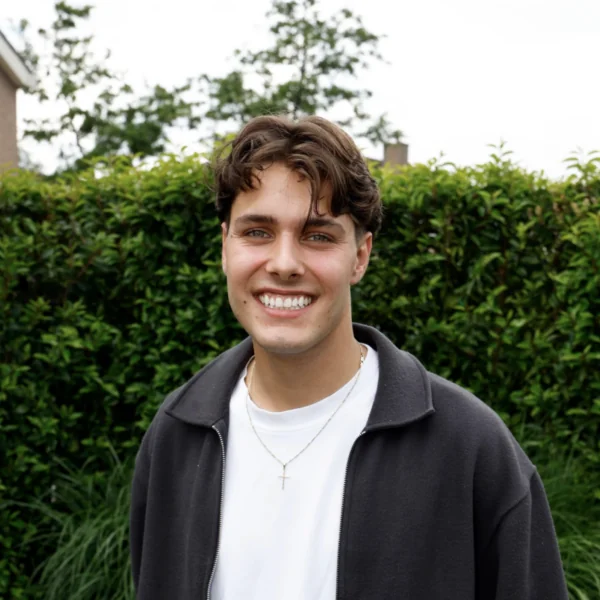 Frans Bauer jr. heeft een nieuwe vriendin en die komt bekend voor &ndash; Zij is een nieuwe, jonge actrice