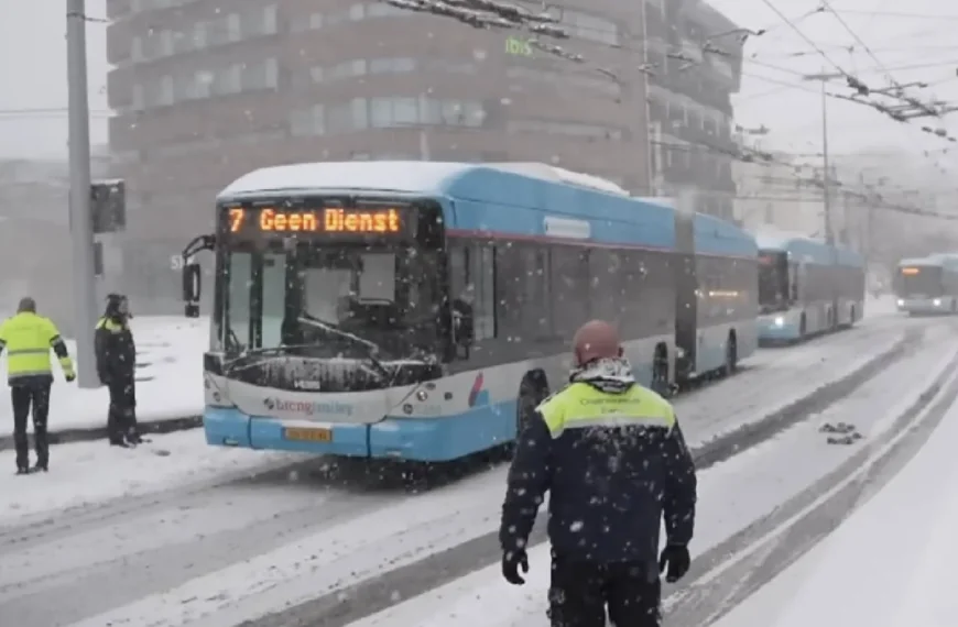 KNMI geeft code rood af voor vier provincies: Hier gaat het vanavond spoken