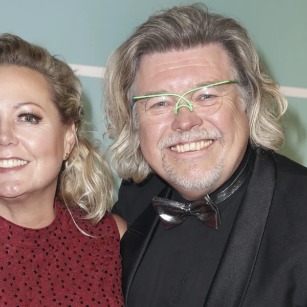 De vrouw van Ren&eacute; Karst ontdekte een blauwe plek op zijn hals na zijn overlijden: &lsquo;Wat is hier echt gebeurd?&rsquo;