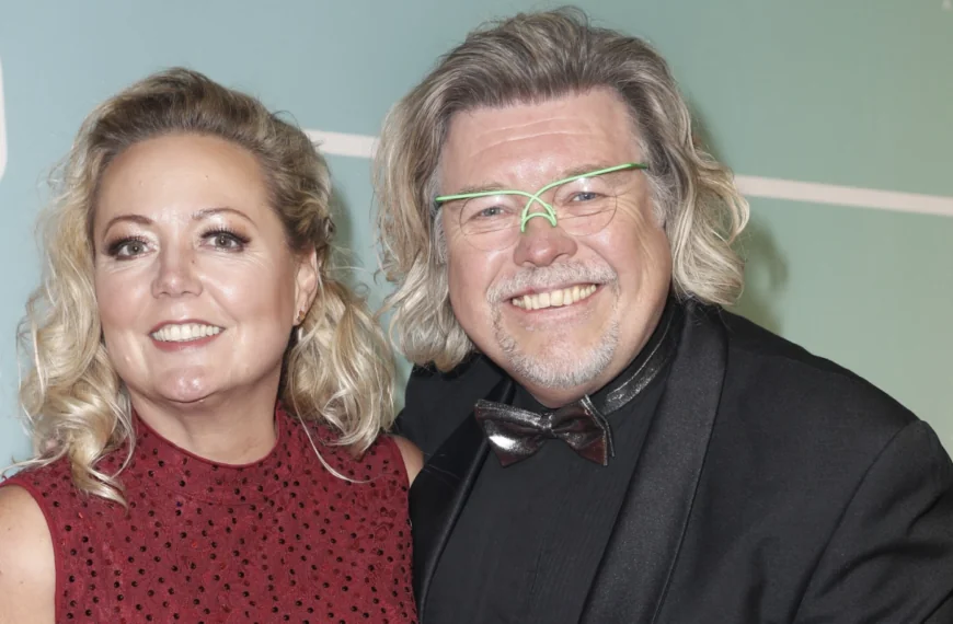 De vrouw van Ren&eacute; Karst ontdekte een blauwe plek op zijn hals na zijn overlijden: &lsquo;Wat is hier echt gebeurd?&rsquo;