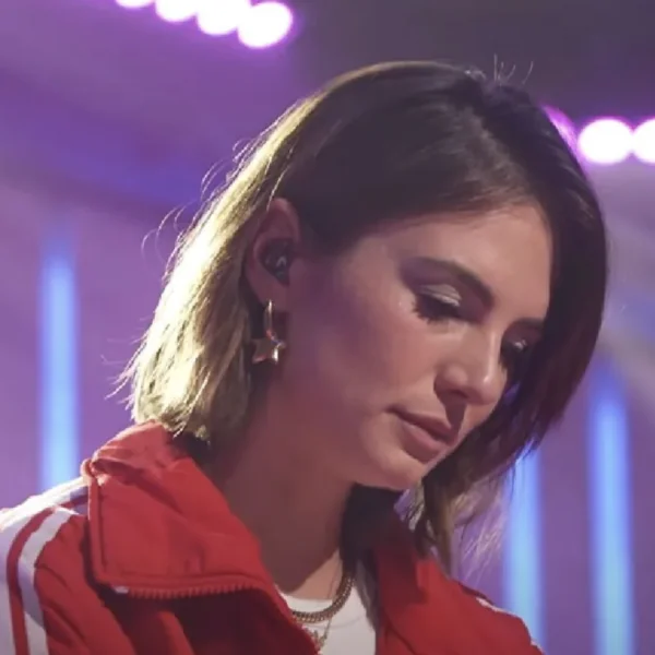 Zangeres Maan choqueert het hele land met nieuw uiterlijk en is niet meer te herkennen