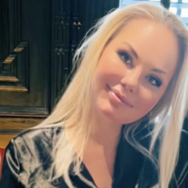 Lesley-Ann Poppe onthult hoe ze haar partner leerde kennen: &acute;Tijdens trio&acute;