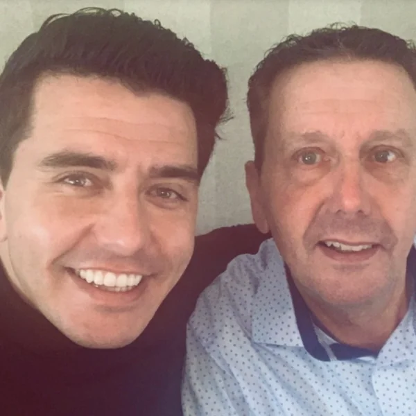 Vader van Jan Smit verschijnt voor het eerst en onthult schokkend geheim over zijn zoon
