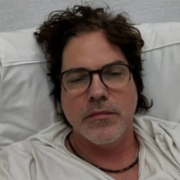 Zanger Jasper Steverlinck met spoed opgenomen in ziekenhuis