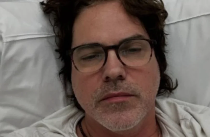 Zanger Jasper Steverlinck met spoed opgenomen in ziekenhuis