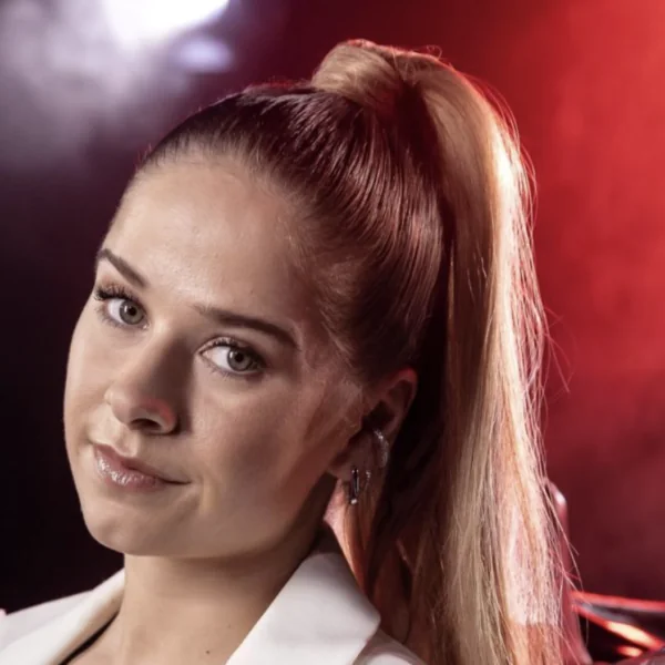 Gedurfde outfit van Laura Tesoro in ‘The Voice’ trekt alle aandacht
