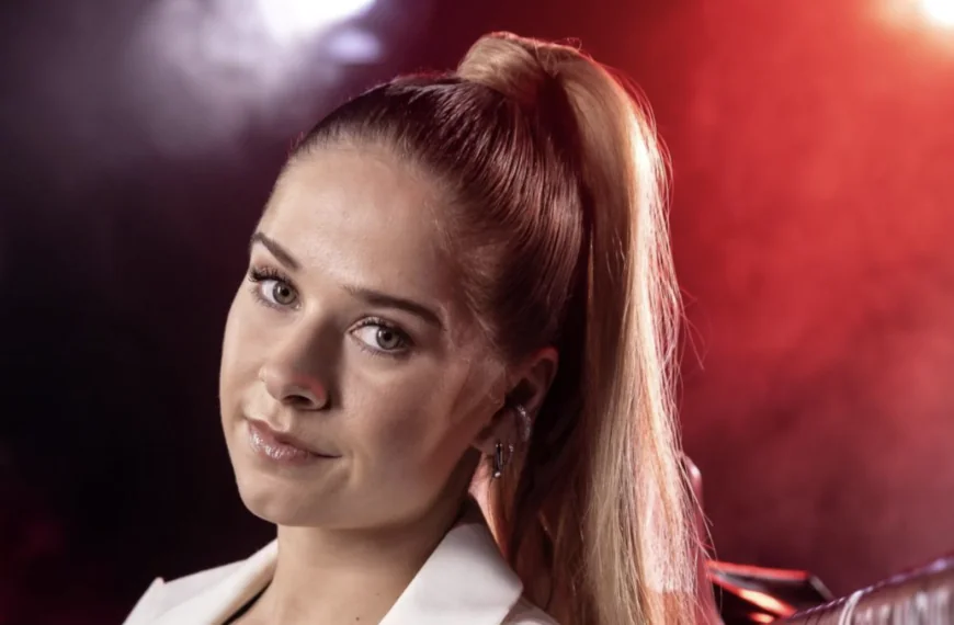 Gedurfde outfit van Laura Tesoro in &lsquo;The Voice&rsquo; trekt alle aandacht