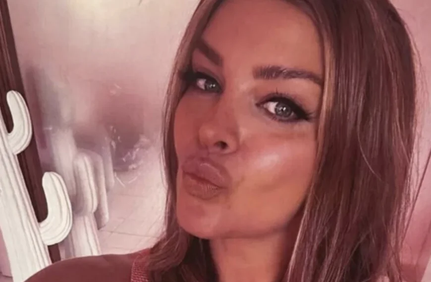 Miljuschka Witzenhausen heeft een iets té onthullend sportpakje gekregen!