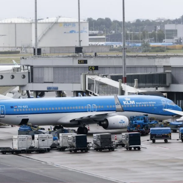 NET BINNEN: Twee KLM-vliegtuigen op elkaar gebotst op Schiphol