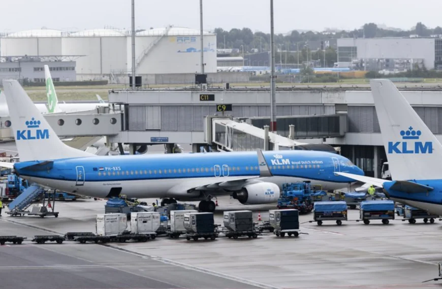 NET BINNEN: Twee KLM-vliegtuigen op elkaar gebotst op Schiphol