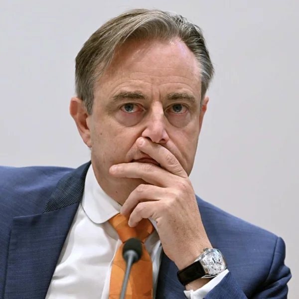 Bart De Wever schrikt als hij foto van zijn zoon ziet