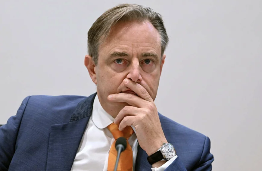 Bart De Wever schrikt als hij foto van zijn zoon ziet