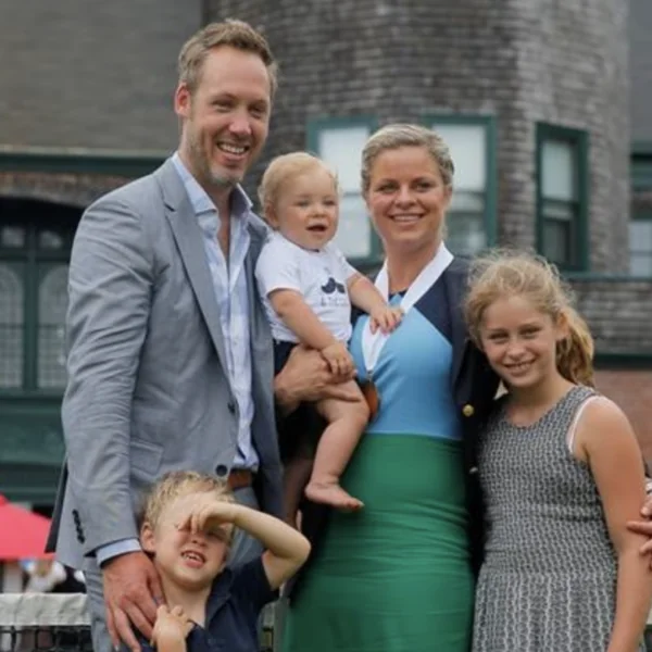 Vreselijk nieuws over Kim Clijsters. 5 minuten geleden &ndash; ze bevestigde het trieste nieuws: &ldquo;Mijn dokter heeft dat verboden.&rdquo;