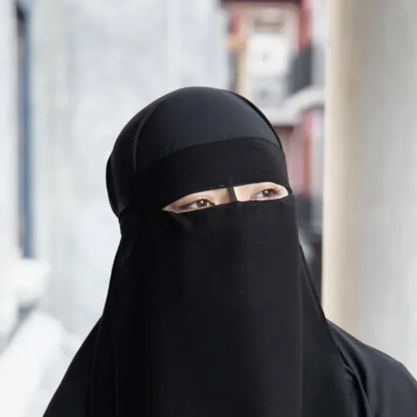 Nikab-dragende Karima vertelt voor het eerst wat er &eacute;cht bij de visboer gebeurde